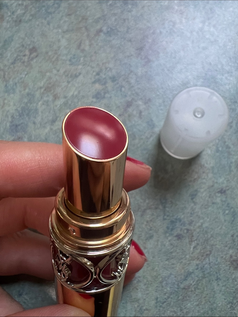 Yves Saint Laurent Rouge Volupte shine 124, plastic lid